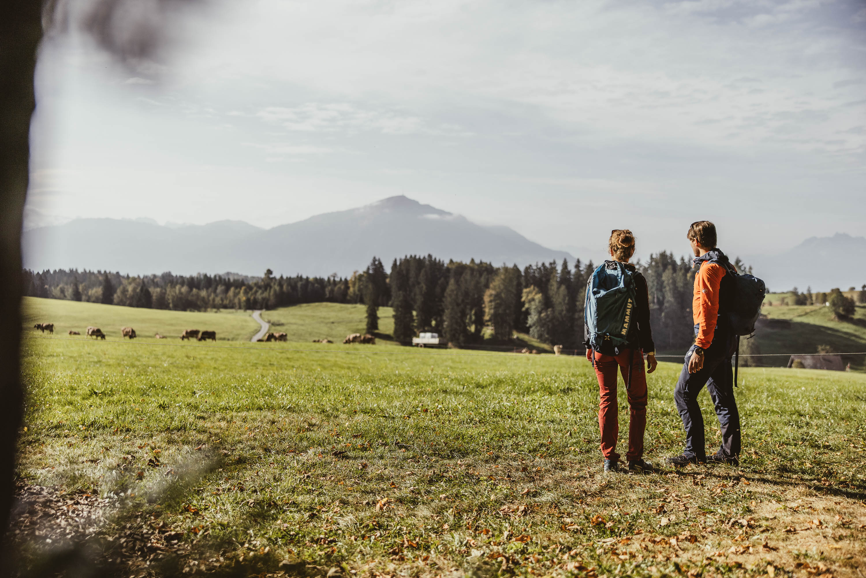 Zwei Personen bei einer Landschaft am wandern